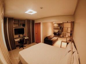Apartemen, 1 kamar tidur, dapur kecil | Seprai antialergi, brankas, meja kerja, dan ruang kerja ramah laptop