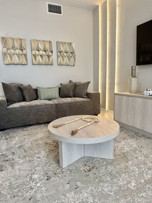 Smart TV, table tennis