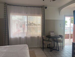 Elite studio, 1 kingsize bed met slaapbank, kitchenette, uitzicht op zwembad | Gratis wifi