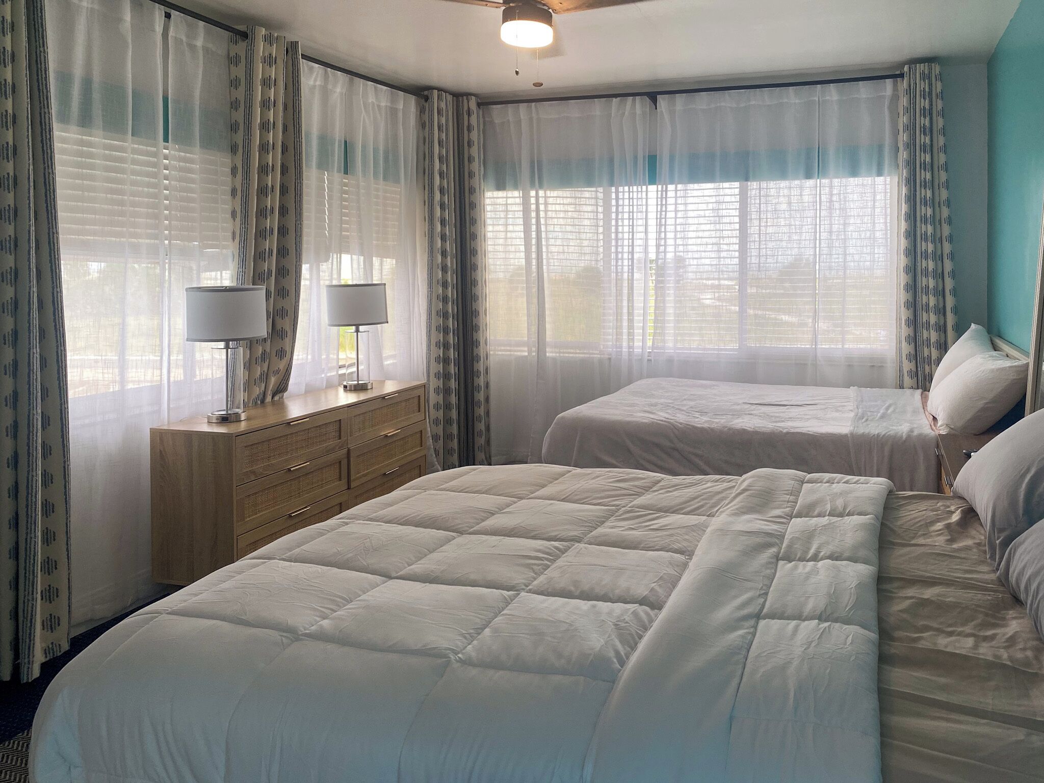 Standard-sviitti, useita sänkyjä, keittiö, rantanäköala | Ilmainen Wi-Fi, vuodevaatteet