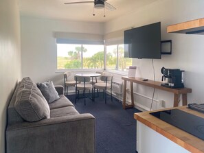 Suite Standard, plusieurs lits, cuisine, vue plage | Coin séjour