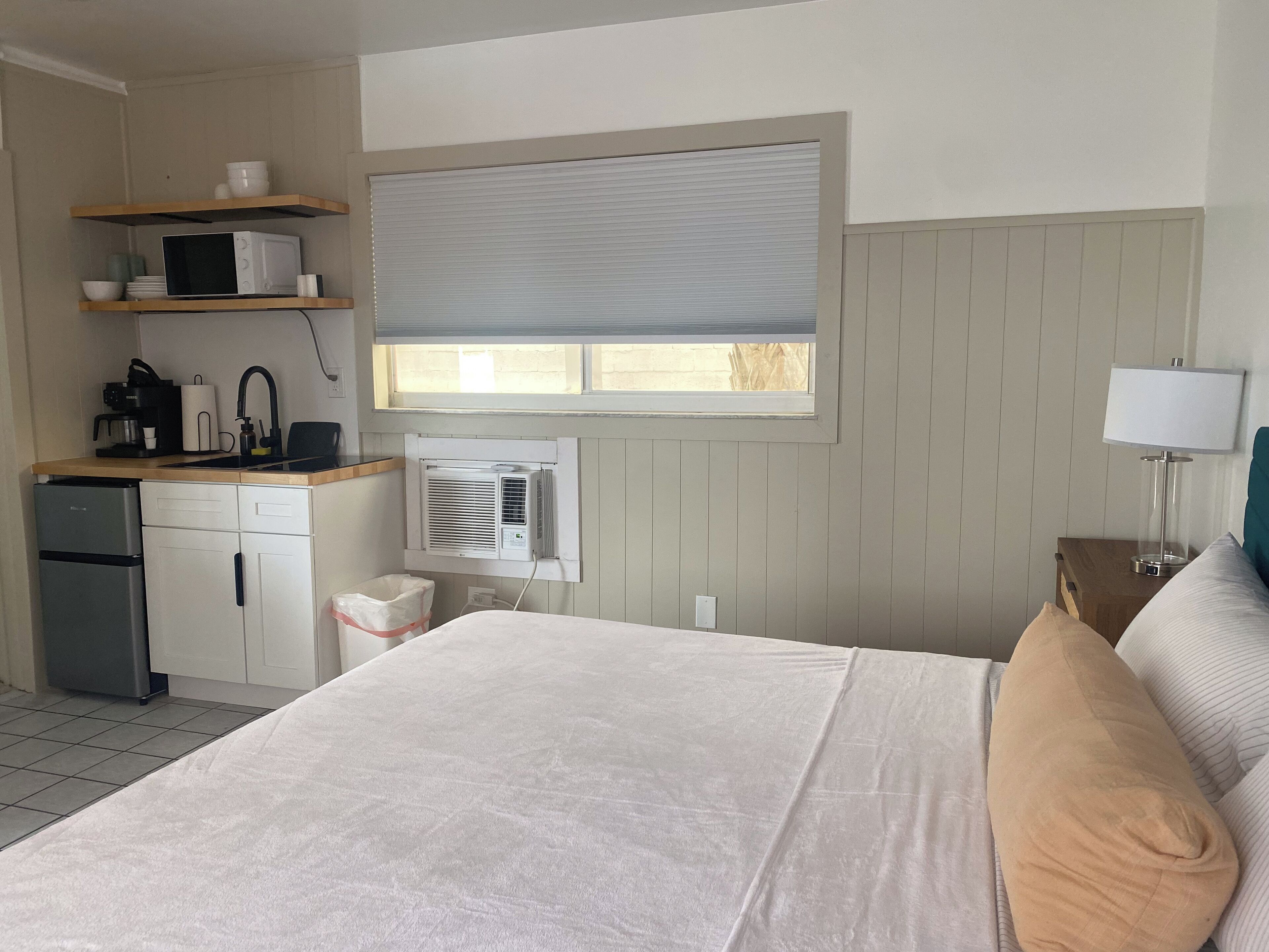 Studio, 1 kingsize bed, kitchenette, uitzicht op zwembad | Gratis wifi, beddengoed