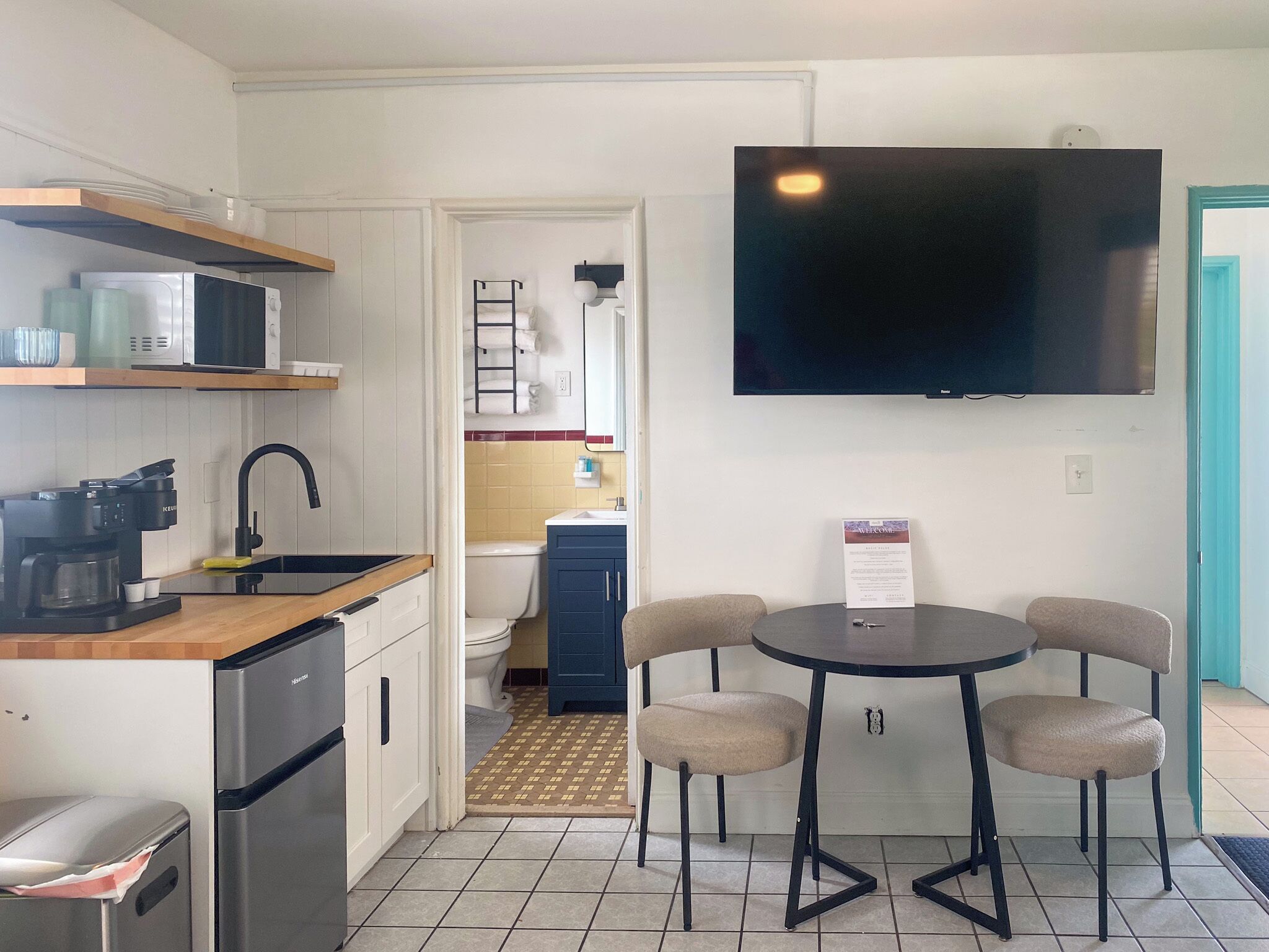 Standaard suite, meerdere bedden, keuken, uitzicht op zwembad | Woonruimte