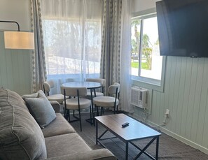 Suite, meerdere bedden, keuken, uitzicht op strand | Gratis wifi, beddengoed