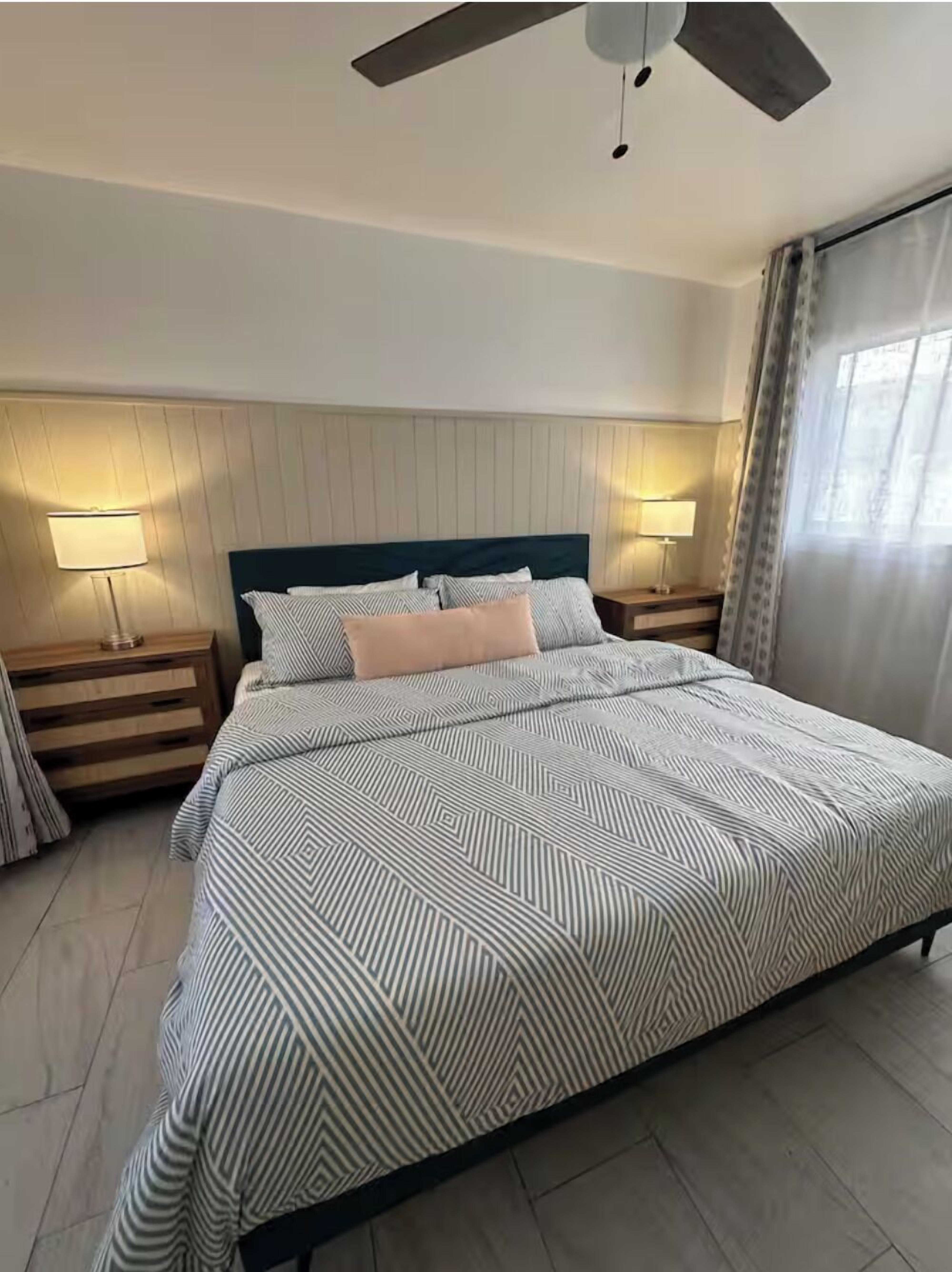 Suite, 1 kingsize bed met slaapbank, kitchenette, uitzicht op zwembad | Gratis wifi, beddengoed