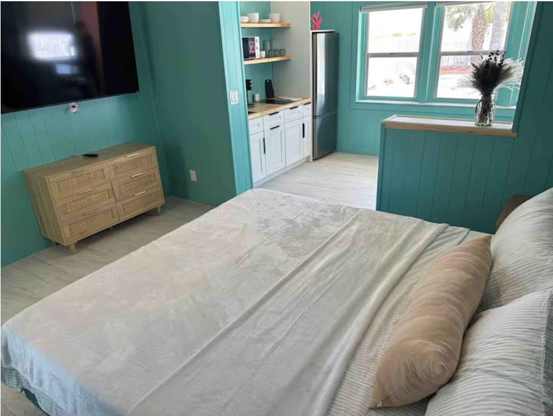 Studio Elite - 1 kingsize-säng - pentry - utsikt mot poolen | Gratis wi-fi och sängkläder