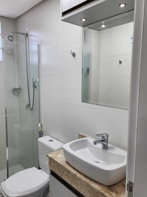 Douche, sèche-cheveux, serviettes fournies, savon