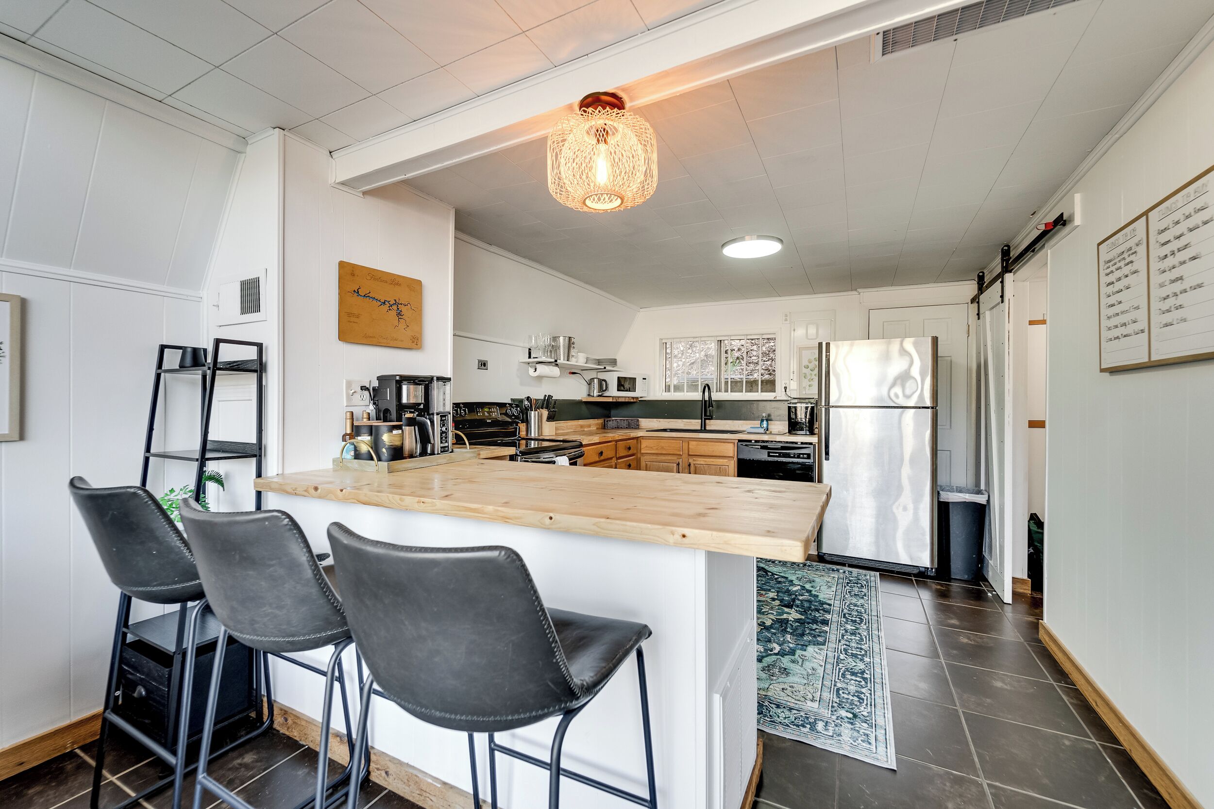 Kylskåp, mikrovågsugn, ugn och spishäll