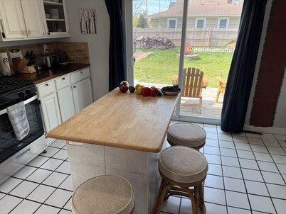 1902 Cottage w Muskegon Lake views, 4 bedrooms, AC WiFi, btwn beach & downtown