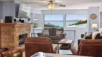 Televisio, takka, videopelejä, kirjoja