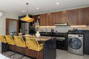 Een microgolfoven, een oven