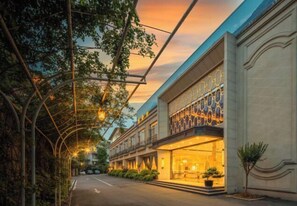A hotel with a modern facade, large windows, and a covered walkway with hanging lights. - Yimesi Hotel (Dayi Food Street Store) (Dayi)