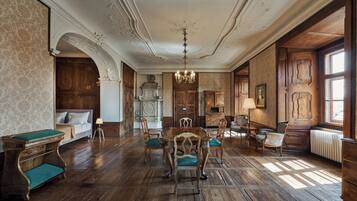 Senior Suite | Desk, free WiFi