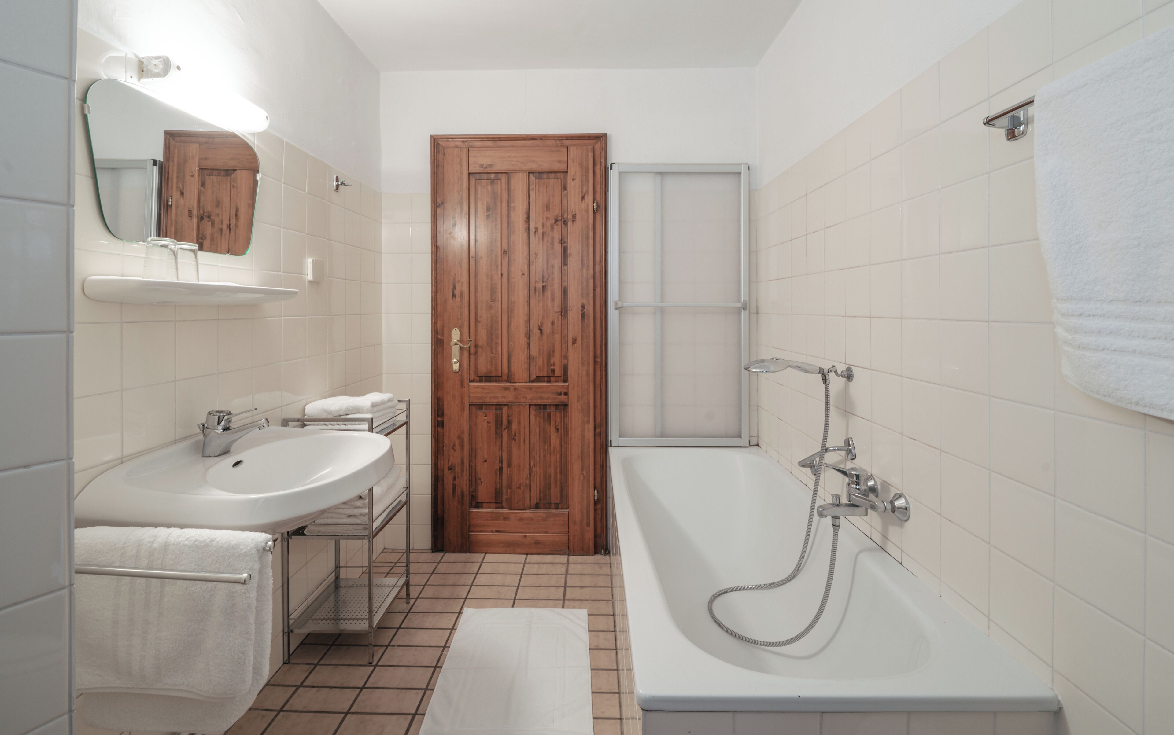 Classic-Vierbettzimmer | Badezimmer | Handtücher, Shampoo, Toilettenpapier