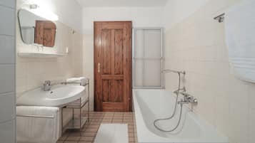 Classic-Vierbettzimmer | Badezimmer | Handtücher, Shampoo, Toilettenpapier