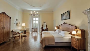 Royal Triple Room | Desk, free WiFi