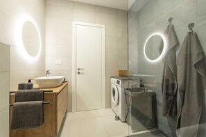 Dusche, Haartrockner, Handtücher