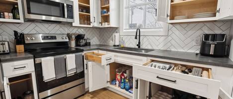 Réfrigérateur, micro-ondes, four, plaque de cuisson