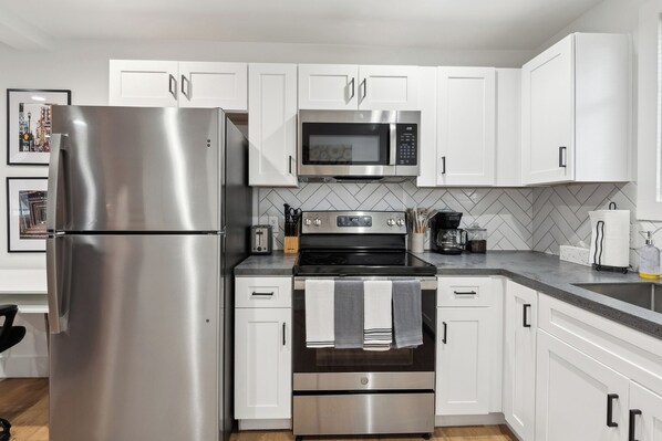 Kühlschrank, Mikrowelle, Ofen, Herdplatte