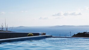A pool with a view of the sea and distant mountains. - Villa Secret 55 Mykonos (Mykonos)