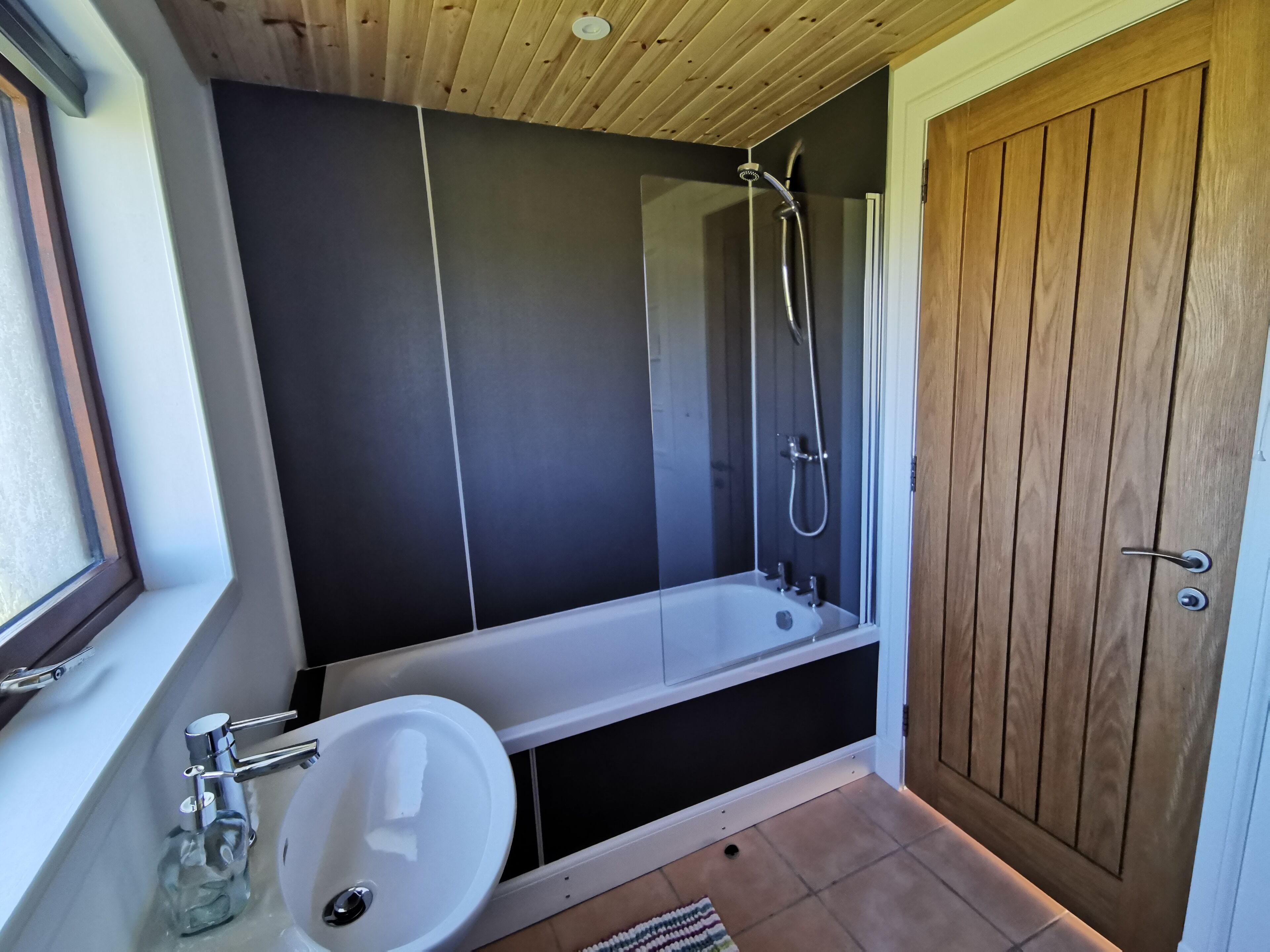Haartrockner, Handtücher, Seife, Toilettenpapier