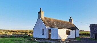 Cosy Highland retreat with countryside and sea views.