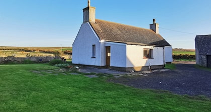 Cosy Highland retreat with countryside and sea views.