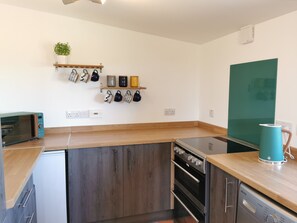 Frigorífico, microondas, horno y placa de cocina