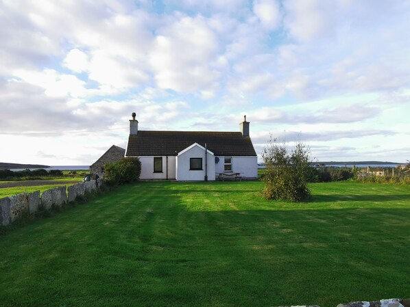 Exterior - Cosy Highland retreat with countryside and sea views. (John o' Groats)