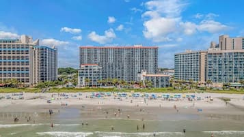 Plage, chaises longues, serviettes de plage