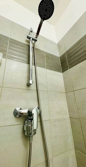 Hair dryer, soap, shampoo, toilet paper - The best location in the city center! (Bergerac)