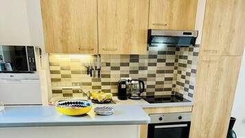 Een koelkast, een microgolfoven, een oven, een kookplaat