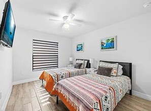 3 bedrooms, desk, WiFi, bed sheets