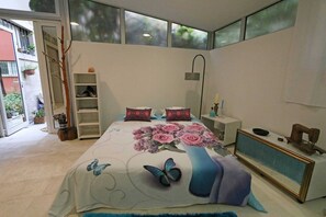 Tabla de planchar con plancha, internet y ropa de cama 