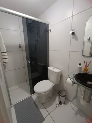 Ducha, secador de pelo, toallas, papel higiénico