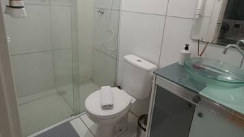 Chuveiro, secador de cabelo, toalhas de banho, papel higiênico