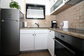 Refrigerador, horno, cafetera/tetera, utensilios de cocina