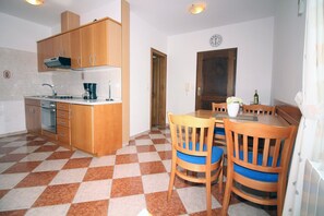 Jääkaappi, uuni, kahvin-/teenkeitin