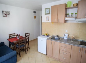 Refrigerador, parrilla de estufa y utensilios de cocina 