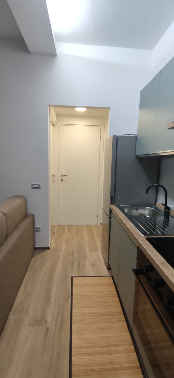 Een koelkast, een magnetron, een oven, een kookplaat