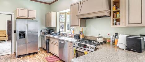 Fridge, microwave, stovetop, dishwasher