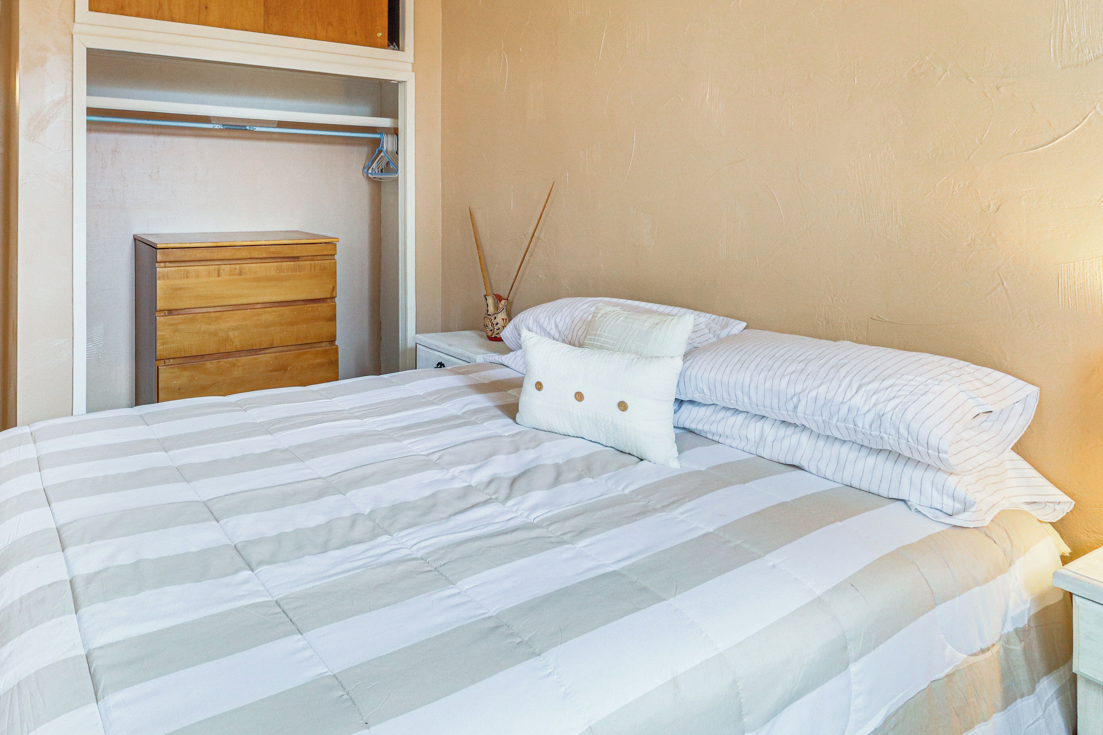 2 bedrooms, internet, bed sheets