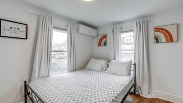 2 bedrooms, desk, iron/ironing board, internet