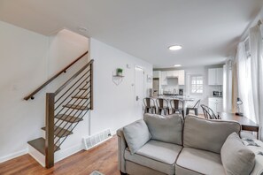 TV - Walkable Dtwn Townhome Near Campus & Palmer Square (Princeton)