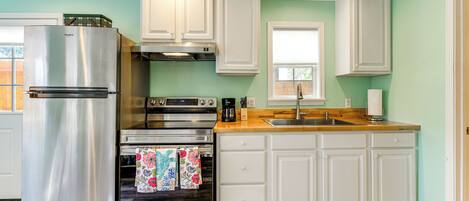 Fridge, stovetop, coffee/tea maker, toaster