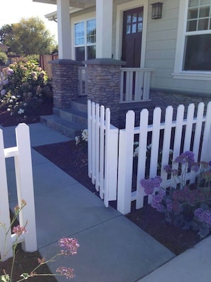 Property grounds - Liberty Cottage - Walk to Beach (Santa Cruz)