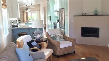 TV, fireplace