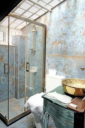 Deluxe Quadruple Room | Bathroom | Eco-friendly toiletries, hair dryer, slippers, towels - Mai Alaçatı (Cesme)