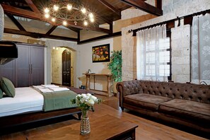 Design Double Room, 1 King Bed | Premium bedding, minibar, in-room safe, individually decorated - Mai Alaçatı (Cesme)