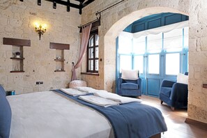 Deluxe Triple Room, Multiple Beds | In-room safe, individually decorated, iron/ironing board, free WiFi - Mai Alaçatı (Cesme)